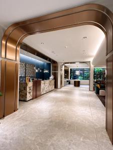 un hall d'hôtel avec une arche dans l'établissement Tenz Go Hotel, à Kaohsiung 81 autres photos