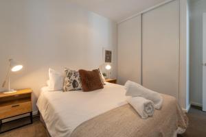 Ένα ή περισσότερα κρεβάτια σε δωμάτιο στο Artful Escape on York - 2x Carpark, Wifi, East End