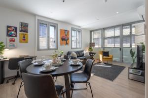 Χώρος καθιστικού στο Artful Escape on York - 2x Carpark, Wifi, East End