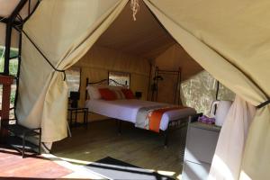 Postel nebo postele na pokoji v ubytování Creek Glamping Tent