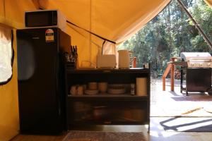 Kuchyň nebo kuchyňský kout v ubytování Creek Glamping Tent + 9 fotografií
