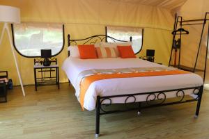 Postel nebo postele na pokoji v ubytování Creek Glamping Tent