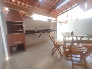 Dapur atau dapur kecil di Aconchegante e Bem Localizado!