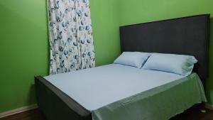 Postel nebo postele na pokoji v ubytování AOS Rentals