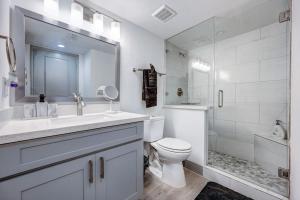 a bathroom with a sink and a toilet and a shower at Perfect Stay King bed Free Parking Free Wi-Fi in Houston +28 photos