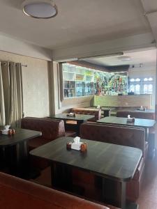CharikotCharikot Downtown Hotel的一间配有沙发和桌子的餐厅