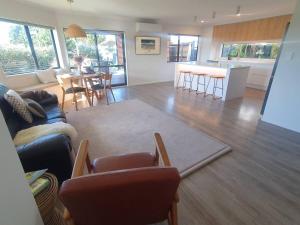 Dapur atau dapur kecil di Papamoa Beach Home