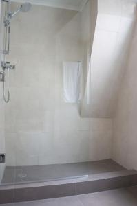 La salle de bains est pourvue d'une douche avec rideau de douche. dans l'établissement Beautiful Studio in Historic Alfama, à Lisbonne