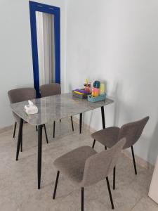 Una mesa de comedor con sillas y una mesa con una mesa estaban en el suelo. en ZG Villa Batu, en Tlekung
