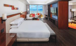 Postel nebo postele na pokoji v ubytování Hyatt Regency Guam + 37 fotografií