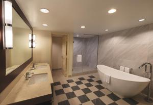 Koupelna v ubytování Hyatt Regency Guam
