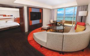 Postel nebo postele na pokoji v ubytování Hyatt Regency Guam