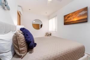 Postelja oz. postelje v sobi nastanitve Private and heated POOL with ARCH VIEW new condo!
