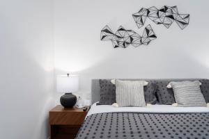 Postelja oz. postelje v sobi nastanitve Private and heated POOL with ARCH VIEW new condo!