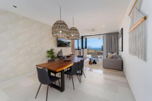 Χώρος καθιστικού στο Private and heated POOL with ARCH VIEW new condo!