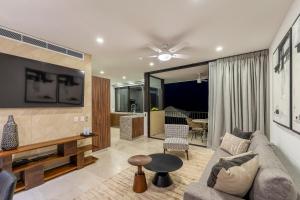 Μια τηλεόραση ή/και κέντρο ψυχαγωγίας στο Private and heated POOL with ARCH VIEW new condo!