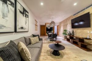 Predel za sedenje v nastanitvi Private and heated POOL with ARCH VIEW new condo!