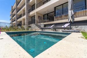Bazen v nastanitvi oz. blizu nastanitve Private and heated POOL with ARCH VIEW new condo!