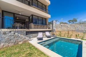 Bazen v nastanitvi oz. blizu nastanitve Private and heated POOL with ARCH VIEW new condo!