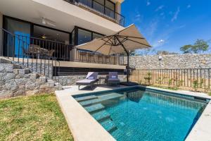 Bazen v nastanitvi oz. blizu nastanitve Private and heated POOL with ARCH VIEW new condo!