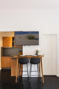 Η κουζίνα ή μικρή κουζίνα στο Footsteps to The Sand & Surf