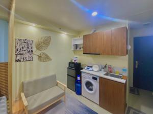 eine kleine Küche mit Waschmaschine und Waschmaschine in der Unterkunft Cathalia staycation in Lapu Lapu City