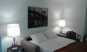 een slaapkamer met een bed met twee lampen erop bij Beautiful Studio in Historic Alfama in Lissabon