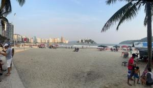 a group of people standing on a beach at Sala living 809 in São Vicente