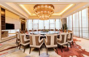 宜宾鲁能皇冠假日酒店的电视和/或娱乐中心