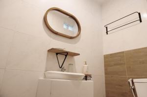 Ένα μπάνιο στο Damarasha Room +5 φωτογραφίες