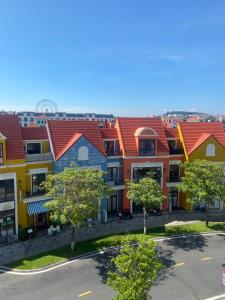 une rangée de bâtiments aux toits rouges dans l'établissement Tropical Sea Phu Quoc non-sleep, à Duong Dong