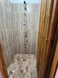 a bathroom with a shower with a tiled shower at Cabaña Monteleón Paicol- Huila in La Laja