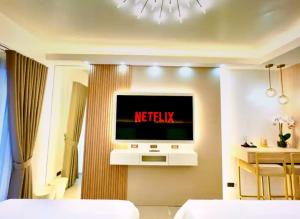 Телевізор і / або розважальний центр в Hotel-Like Staycation2 MOA Pasay