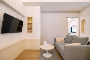 TV a/nebo společenská místnost v ubytování Moon House BKK Room 2B