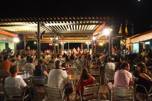 a crowd of people sitting in chairs at a concert at Aparthotel Acuazul in Peñíscola +35 photos