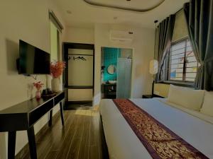 TV a/nebo společenská místnost v ubytování PHỐ CHỢ ĐÊM Villa - Near Hoi An Old Town 200m