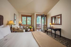 Ένα ή περισσότερα κρεβάτια σε δωμάτιο στο The Hotel Telluride
