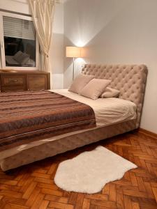 A bed or beds in a room at Cozy with parking