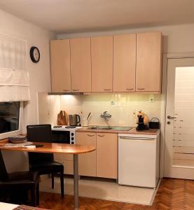 A kitchen or kitchenette at Cozy with parking