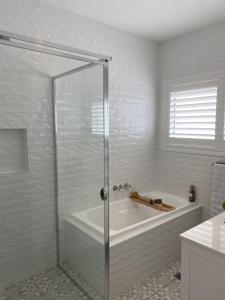 Gallery image of Hamptons Luxury in Aberglasslyn