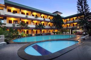 Bazén v ubytování Cakra Kembang Hotel nebo v jeho okolí