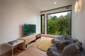 TV a/nebo společenská místnost v ubytování Hibari by H2 Life