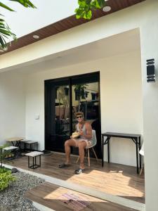 a woman sitting in a chair in a house at Tenemos Amigos Modern House in San Juan