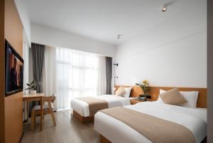 Postel nebo postele na pokoji v ubytování 原野映像酒店