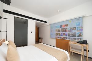Postel nebo postele na pokoji v ubytování 原野映像酒店