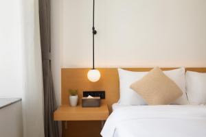 Postel nebo postele na pokoji v ubytování 原野映像酒店