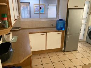 eine Küche mit Spüle und Kühlschrank in der Unterkunft 94 on Main in Kiddʼs Beach