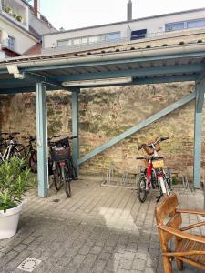 eine Gruppe Fahrräder, die neben einer Backsteinmauer geparkt werden in der Unterkunft Design Altstadtperle mit 2,5 Schlafzimmer- Waschmaschine - Parkplatz in Pirna + 10 Fotos
