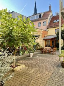 einen Innenhof mit einem Picknicktisch und einem Baum in der Unterkunft Design Altstadtperle mit 2,5 Schlafzimmer- Waschmaschine - Parkplatz in Pirna