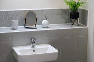 Et badeværelse på Large 3 Bedroom Home With Private Driveway Parking - Perfect For Contractors, Families, & Relocators + 19 billeder